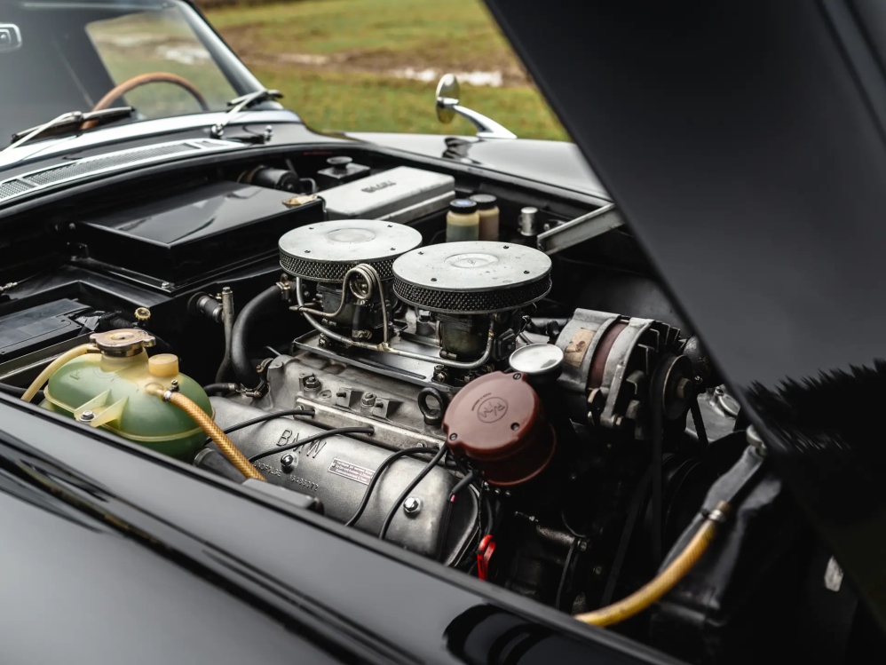 Редкий родстер BMW 507 1958 года родстер, изначально, около, Спорткар, тысяч, карты, перекрасили, чёрный, кресла, дверные, следующей, отделали, слоновой, серой, кожей, сохранил, оригинальные, кости, курсу, имевший