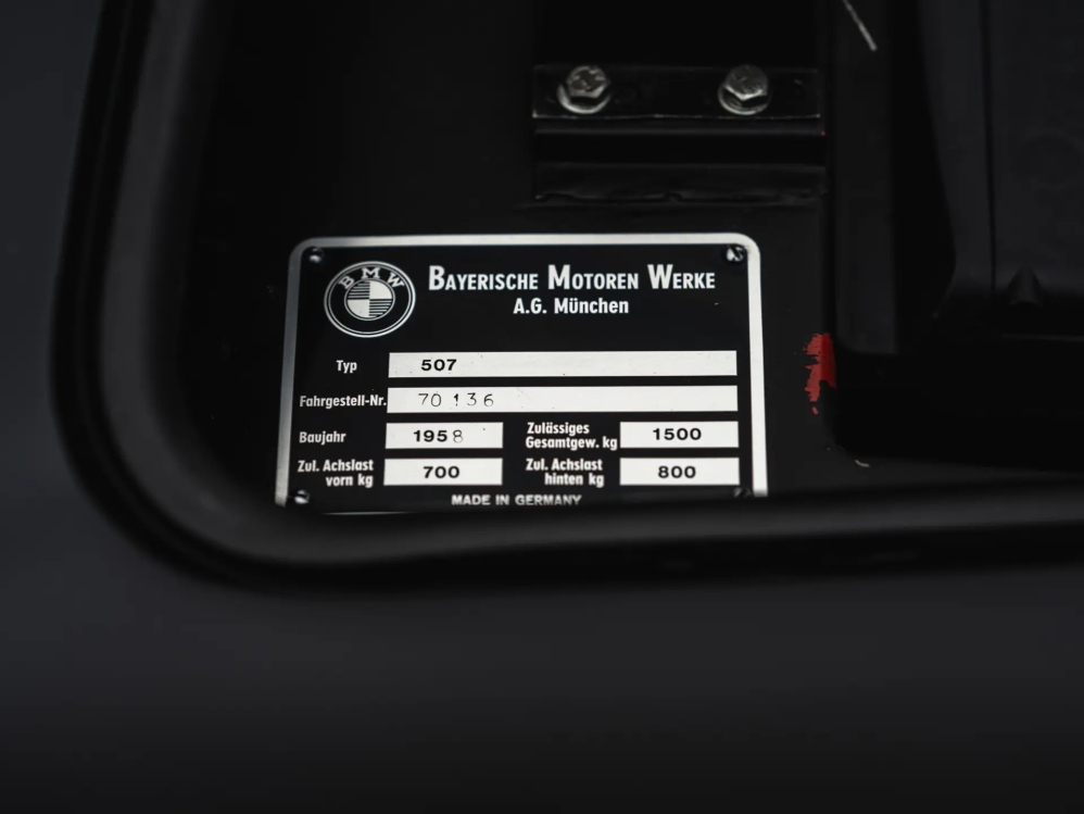 Редкий родстер BMW 507 1958 года родстер, изначально, около, Спорткар, тысяч, карты, перекрасили, чёрный, кресла, дверные, следующей, отделали, слоновой, серой, кожей, сохранил, оригинальные, кости, курсу, имевший