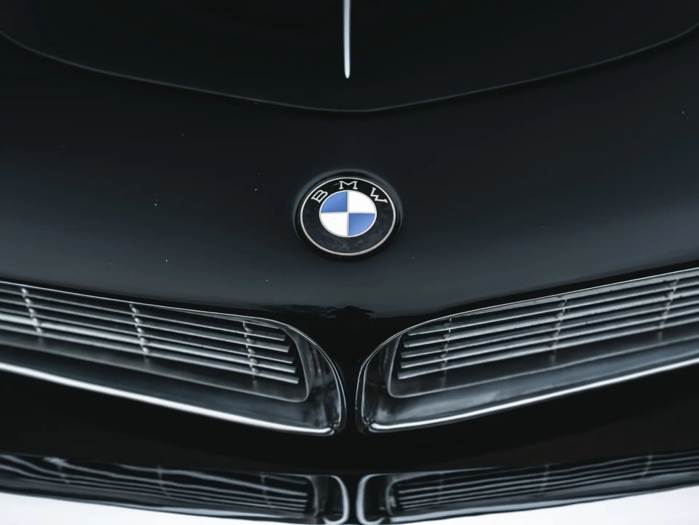 Редкий родстер BMW 507 1958 года родстер, изначально, около, Спорткар, тысяч, карты, перекрасили, чёрный, кресла, дверные, следующей, отделали, слоновой, серой, кожей, сохранил, оригинальные, кости, курсу, имевший