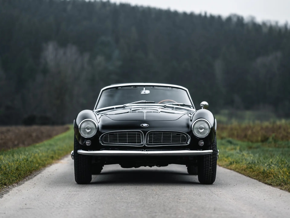 Редкий родстер BMW 507 1958 года родстер, изначально, около, Спорткар, тысяч, карты, перекрасили, чёрный, кресла, дверные, следующей, отделали, слоновой, серой, кожей, сохранил, оригинальные, кости, курсу, имевший
