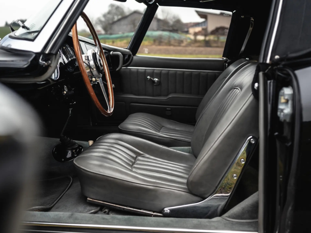 Редкий родстер BMW 507 1958 года родстер, изначально, около, Спорткар, тысяч, карты, перекрасили, чёрный, кресла, дверные, следующей, отделали, слоновой, серой, кожей, сохранил, оригинальные, кости, курсу, имевший