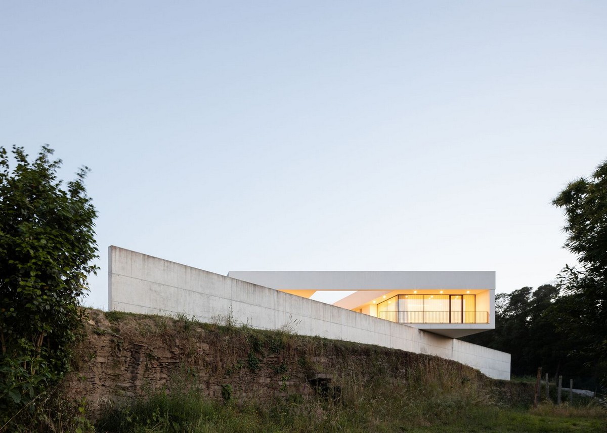 Вид на дом и террасы