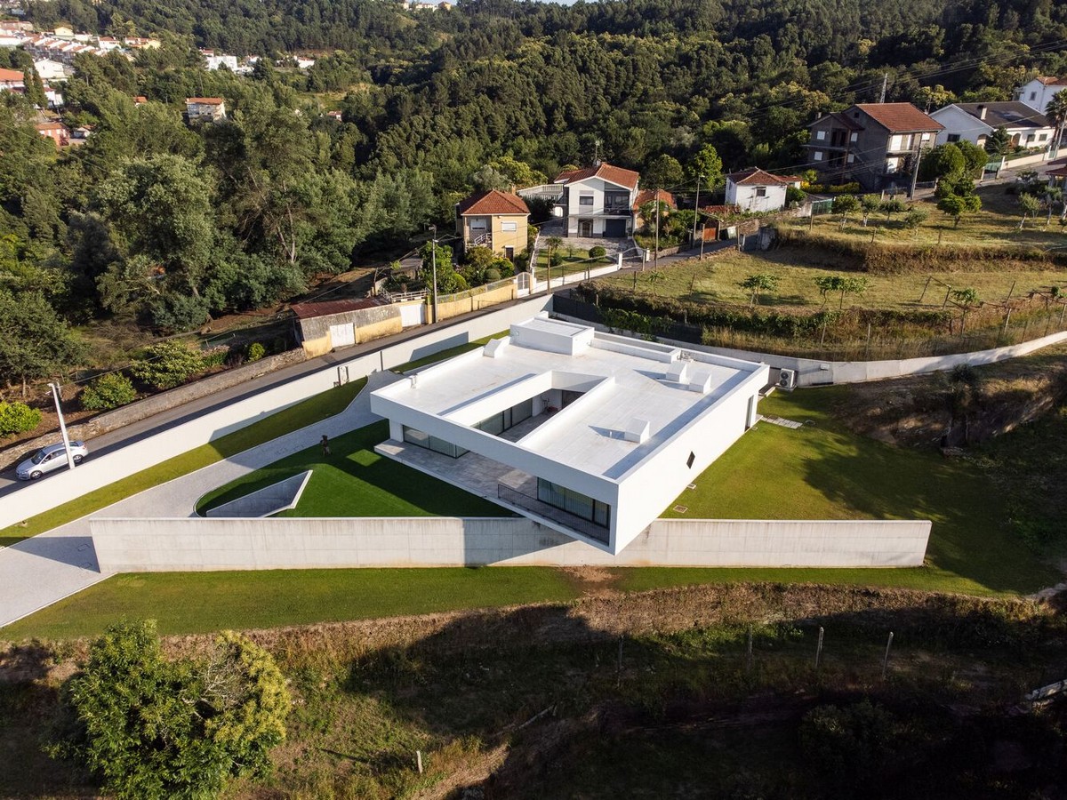 Входная группа и двор