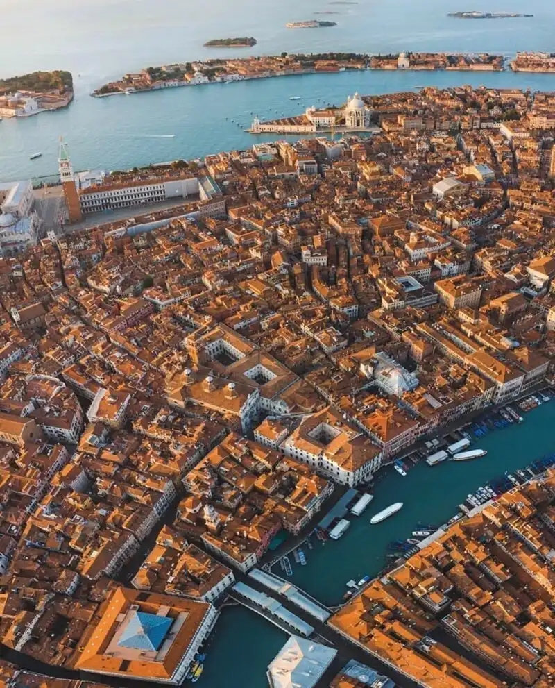 Скалы у моря в шторм