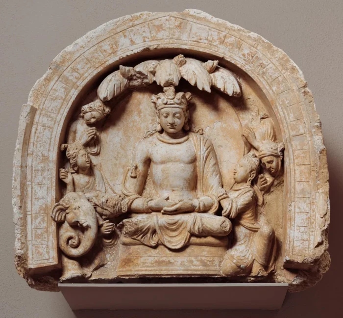 Ниша с изображением Шакьямуни