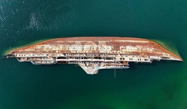 Полузатонувший корабль