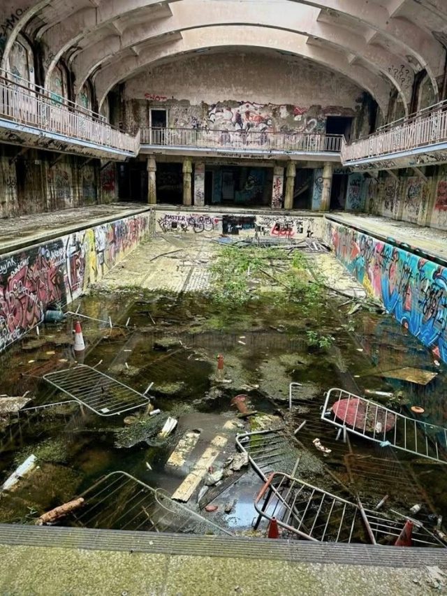 Заброшенный бассейн