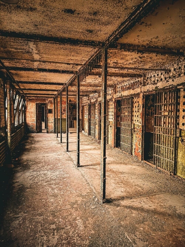 Заброшенная тюрьма
