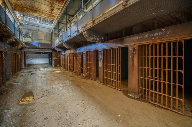 Заброшенная военная база