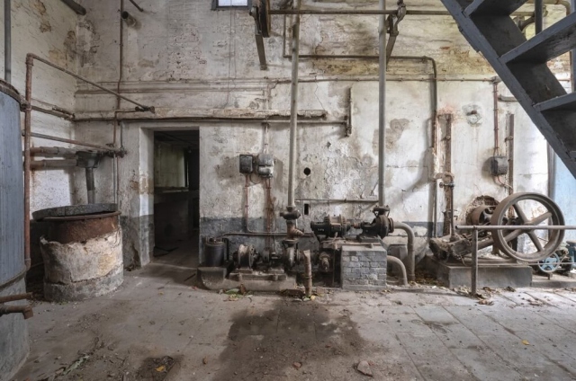Оборудование заброшенной фабрики