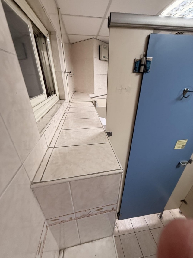 Игра в прятки в кабинке