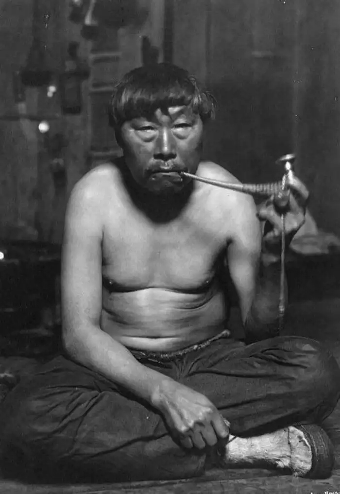 Старик курит трубку