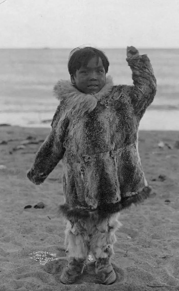 Ребенок играет на берегу