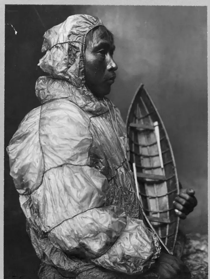 Охотник с игрушечной лодкой