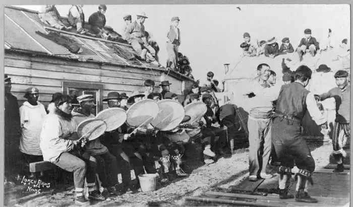 Эскимосский праздник с танцами