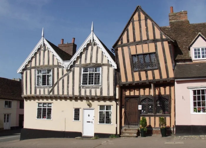 Кривой дом в Лейвенхэме Англия