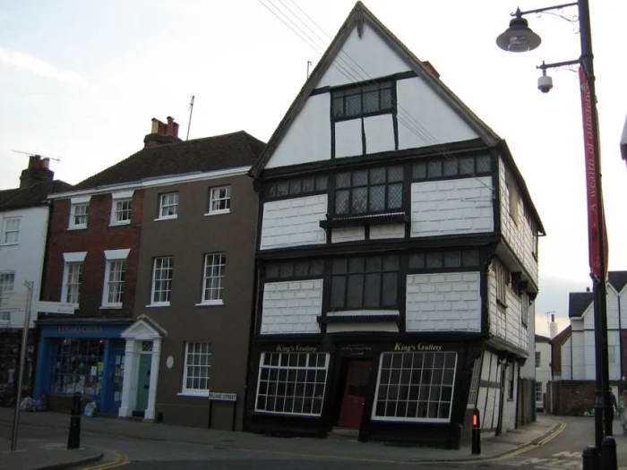 Кривой дом в Кентербери Англия