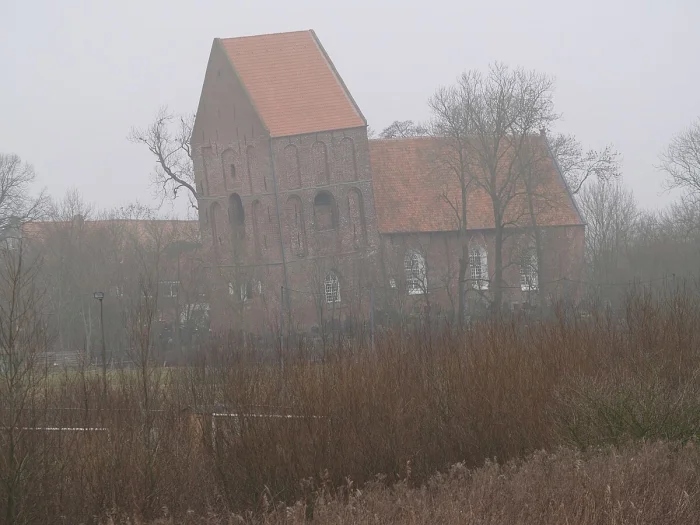 Наклонная церковь в Зуурхузене Германия
