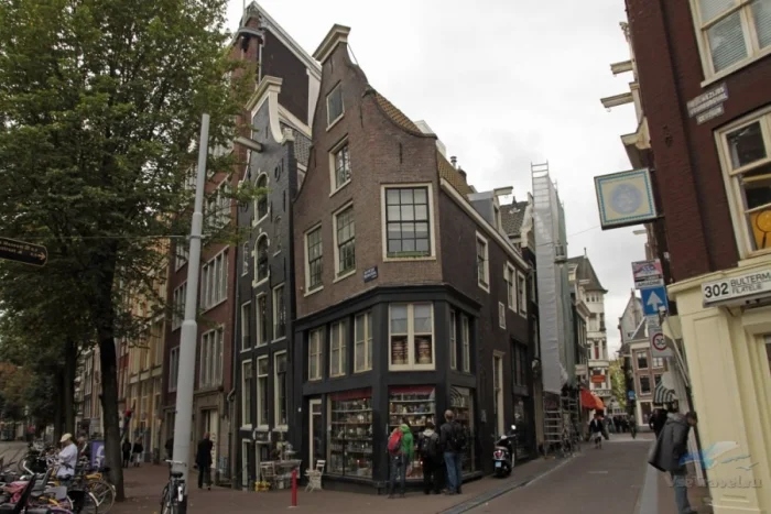 Кривые дома на каналах Амстердама