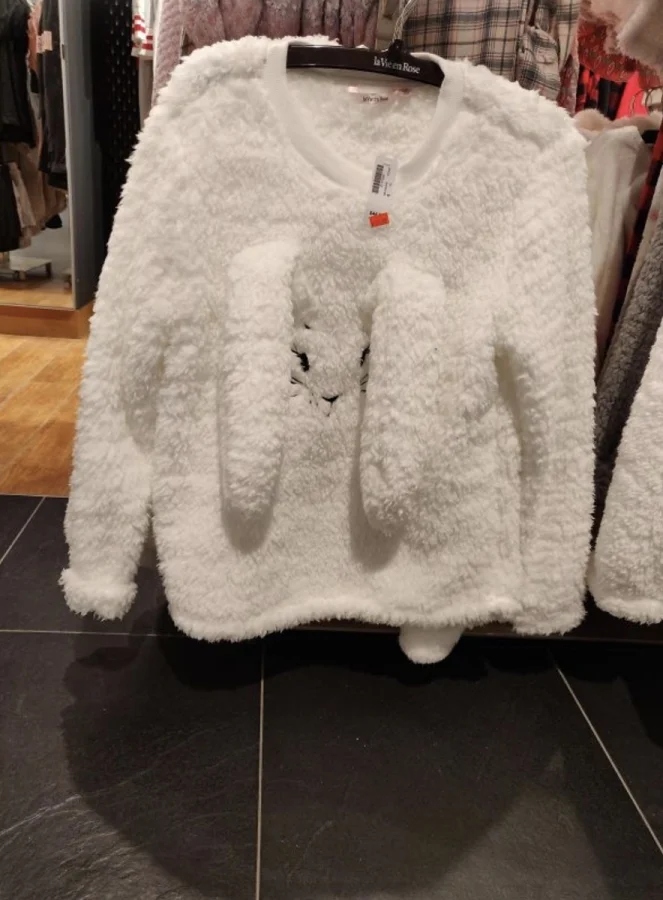 Странный кролик на одежде