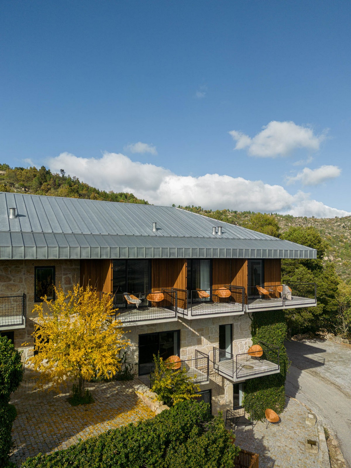 Второе дыхание: как старинный каменный дом в Португалии превратили в современный туристический комплекс