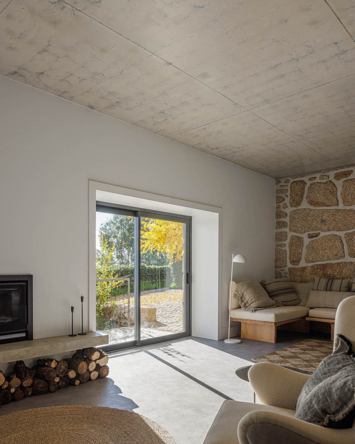 Второе дыхание: как старинный каменный дом в Португалии превратили в современный туристический комплекс