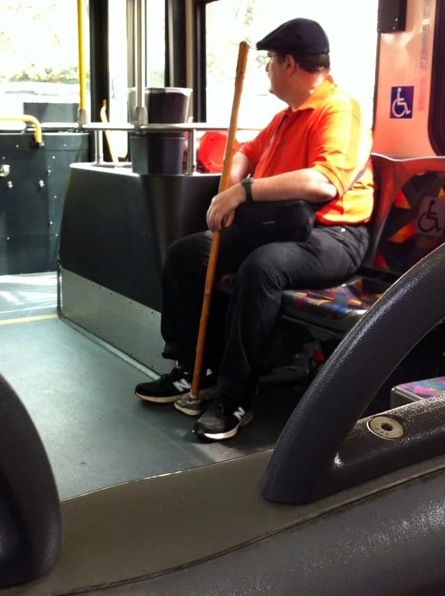 Маленький ботинок на палочке